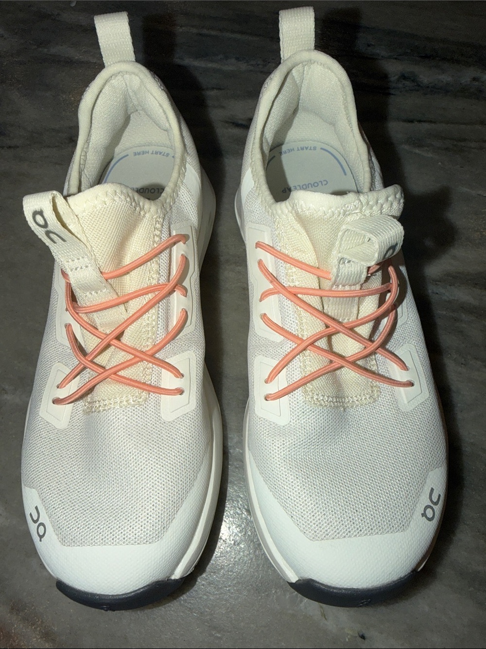 On cloud Running little girl’s Sneakers in White with Coral Laces